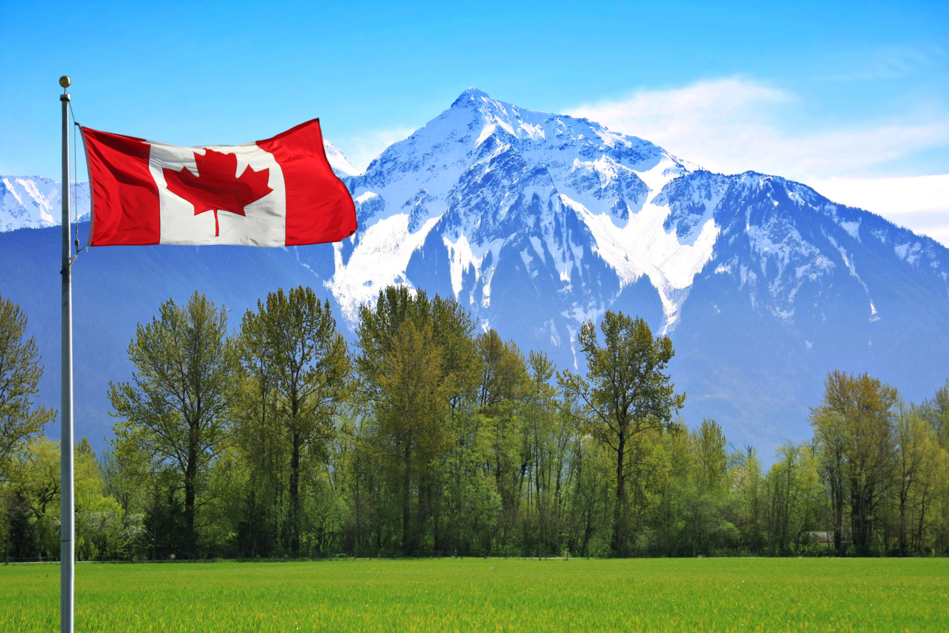 Канада ли. Канада Банф флаг. Канада флаг и город. Канада с флагом и природой. Флаг Канады фото.